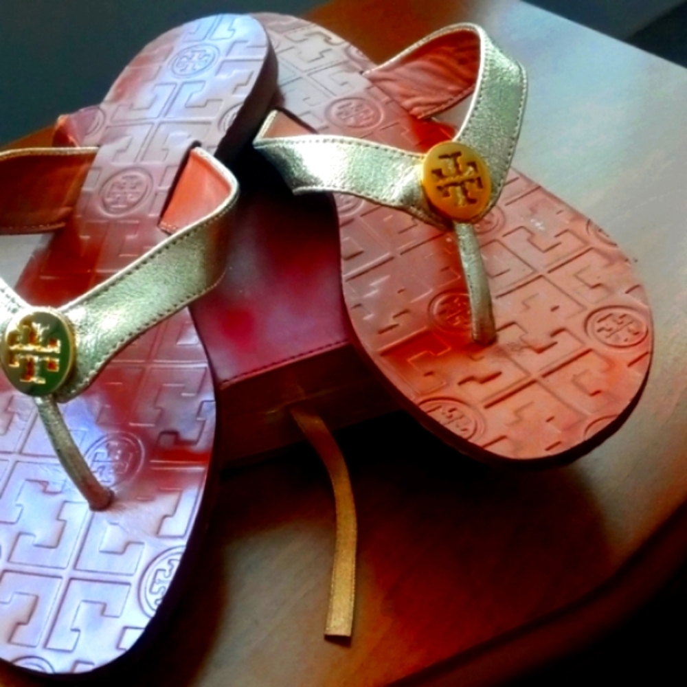 TORY BURCH Gold Leather Flip Flops **LIKE NEW**